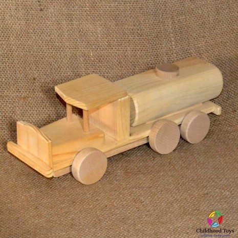 Camion cisterna din lemn